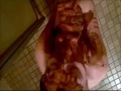 Scat whore smearing her nude booty with crap